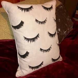 Eyelashes pillow